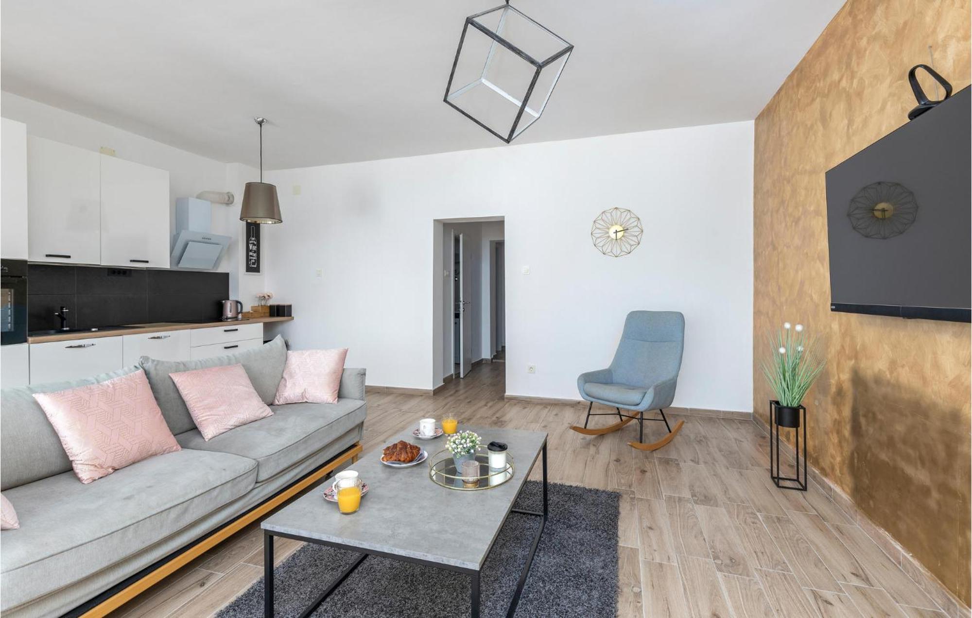 Amazing Apartment In Rijeka With Wifi Luaran gambar